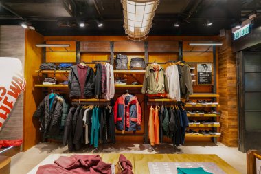 Hong Kong, Çin - 2 Şubat 2019: İç mekan Hong Kong 'da bir minibüs dükkanını vurdu. Vans bir Amerikan giysisi, aksesuar ve kaykay ayakkabısı markası..