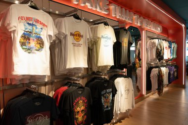 SINGAPORE - 25 AĞUSTOS 2024: Singapur 'daki Changi Uluslararası Havalimanı Terminal 2' deki Hard Rock Kafe Rock Dükkanı 'nda sergilenen marka..