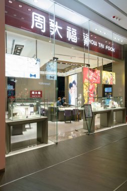 Shenzhen, Çin - Şubat 06, 2019: UpperHills alışveriş merkezindeki Chow Tai Fook mağazasının önünde. Chow Tai Fook Hong Kong merkezli bir mücevher şirketi..