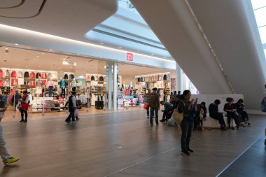 Shenzhen, Çin - Şubat 06, 2019: UpperHills alışveriş merkezindeki Uniqlo mağazası. Uniqlo, erkek, kadın ve çocuklara giysi ve aksesuar sunan bir Japon markasıdır..