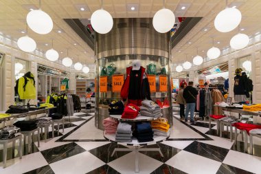 Hong Kong, Çin - 2 Şubat 2019: Hong Kong 'da Chocoolate perakende mağazasında çeşitli giysiler sergilendi.