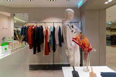 Hong Kong, Çin - 2 Şubat 2019: Hong Kong 'da bir anagram mağazasında giysi sergilendi.