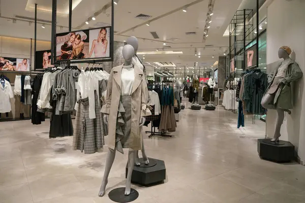 Shenzhen, Çin - Şubat 06, 2019: 9 Square alışveriş merkezindeki bir Vero Moda mağazasının iç çekimi. Vero Moda kadınlar için çeşitli kıyafetler sunar.