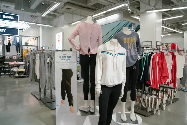 Shenzhen, Çin - Şubat 06, 2019: 9 Square alışveriş merkezindeki Old Navy mağazasında giyilen mankenler sergileniyor.