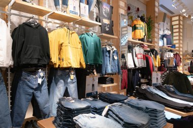 Shenzhen, Çin - Şubat 06, 2019: Giysiler UpperHills 'teki bir alışveriş merkezinde sergileniyor. Çek ve Ayı, erkek ve kadınlar için giysi ve aksesuar sunan İspanyol markasıdır..