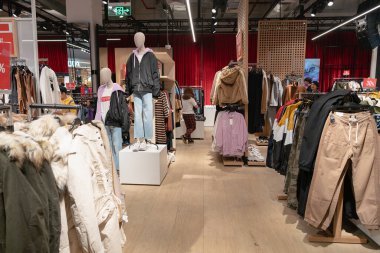 Shenzhen, Çin - Şubat 06, 2019: UpperHills alışveriş merkezindeki bir Bershka mağazasının iç çekimi. Bershka giysi ve aksesuar sunan İspanyol bir perakendecidir..