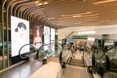HONG KONG, ÇİN - HAZİRAN 01, 2019: Park Central 'da yürüyen merdivenler.