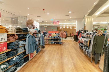 Hong Kong 'daki Uni Qlo mağazasının iç çekimleri HONG KONG, Çin - Şubat 01, 2019. Japon markası Uniqlo, erkekler, kadınlar ve çocuklar için çeşitli giysiler sunar..
