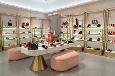 Shenzhen, Çin - Şubat 06, 2019: UpperHills alışveriş merkezindeki Susan Mayer mağazasının iç çekimi.