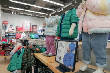 Shenzhen, Çin - Şubat 06, 2019: UpperHills alışveriş merkezindeki Gap mağazasının içi. Gap, erkek, kadın ve çocuklara giysi, ayakkabı ve aksesuar sunan Amerikalı bir perakendecidir..