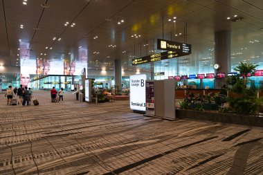 SINGAPORE - 25 AĞUSTOS 2024: Singapur 'daki Changi Uluslararası Havaalanı' nın içini geniş açılı görüş