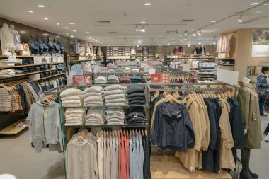 Shenzhen, Çin - Şubat 06, 2019: bir Muji mağazasının içi. Muji basit, işlevsel giysiler, ev eşyaları ve yaşam tarzı ürünleri sunan bir Japon perakende markasıdır..