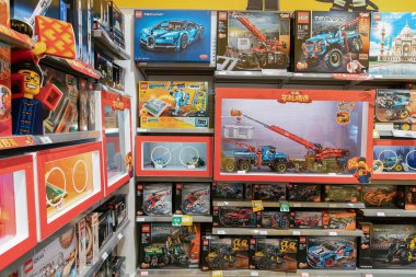 Shenzhen, Çin - Şubat 06, 2019: UpperHills alışveriş merkezindeki bir LEGO mağazasının iç çekimi. LEGO, yaratıcılık ve oyun alanlarında geniş bir yelpazede sunulan bir marka..