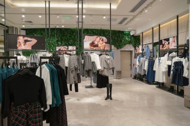 Shenzhen, Çin - Şubat 06, 2019: 9 Square alışveriş merkezindeki bir Vero Moda mağazasının iç çekimi. Vero Moda kadınlar için çeşitli kıyafetler sunar.