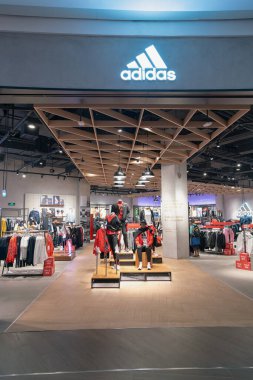 Shenzhen, Çin - Şubat 06, 2019: UpperHills alışveriş merkezindeki Adidas mağazasına giriş. Adidas, erkek, kadın ve çocuklar için spor giysileri, ayakkabı ve aksesuarlar sunan bir Alman markasıdır.