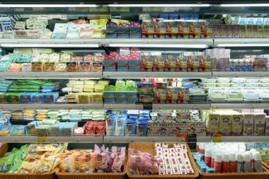 Shenzhen, Çin - Şubat 06, 2019: UpperHills alışveriş merkezindeki Ole 'Food Hall' da süt ürünleri sergileniyor. Ole 'Food Hall taze ürünler, organik ürünler ve uluslararası mutfaklar sunuyor..