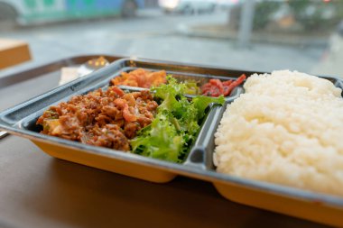 Busan, Güney Kore - 24 Mayıs 2017: Busan 'daki Hansot restoranında bir tepsi yemek.