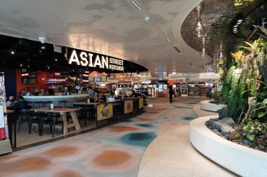 SINGAPORE - 25 AĞUSTOS 2024: Changi Uluslararası Havaalanı, Singapur.