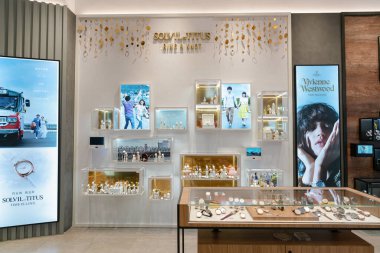 Shenzhen, Çin - Şubat 06, 2019: UpperHills alışveriş merkezindeki City Chain mağazasının iç çekimi. Şehir Zinciri, tanınmış uluslararası markalardan geniş bir saat yelpazesi sunuyor.