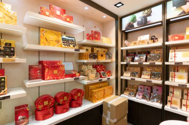Hong Kong, Çin - 2 Şubat 2019: Godiva ürünleri Hong Kong 'daki mağazanın içindeki raflarda sergilendi. 