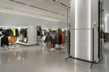 Shenzhen, Çin - Şubat 06, 2019: UpperHills alışveriş merkezinde bir Zara mağazasının içi. Zara, erkek, kadın ve çocuklara giysi, ayakkabı ve aksesuar sunan İspanyol bir perakendecidir..