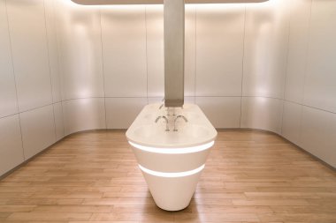 Shenzhen, Çin - Şubat 06, 2019: Futian Bölgesi, Shenzhen 'deki UpperHills alışveriş merkezinde tuvalet lavabosu.