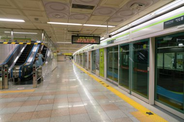 Busan, Güney Kore - 25 Mayıs 2017: Busan Metro istasyonunun iç çekimleri.