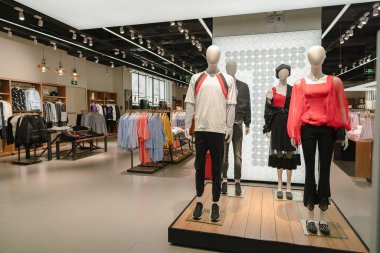 Shenzhen, Çin - Şubat 06, 2019: UpperHills alışveriş merkezindeki Topfeeling mağazasında giysili mankenler sergileniyor.