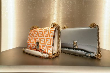 Hong Kong, Çin - 3 Şubat 2019: Fendi çantaları Hong Kong 'da bir mağazada sergilendi.