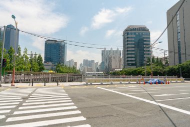 Busan, Güney Kore - 25 Mayıs 2017: Busan 'daki şehir manzarasının sokak seviyesi.