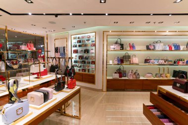 Hong Kong, Çin - 2 Şubat 2019: Hong Kong 'da bir Furla mağazasının içi