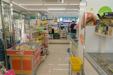 Busan, Güney Kore - 25 Mayıs 2017: Busan 'daki GS25 marketinin iç çekimleri.