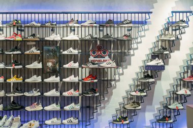 Shenzhen, Çin - Şubat 06, 2019: UpperHills alışveriş merkezindeki Adidas mağazasının iç çekimi. Adidas, erkek, kadın ve çocuklar için spor giysileri, ayakkabı ve aksesuarlar sunan bir Alman markasıdır.