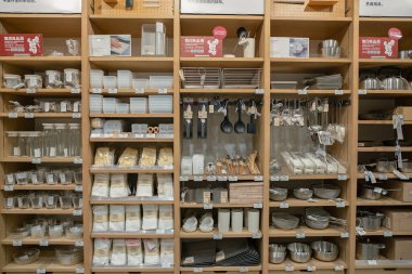 Shenzhen, Çin - Şubat 06, 2019: bir Muji mağazasının içi. Muji, minimalist ve işlevsel tasarımıyla tanınan bir Japon perakende markasıdır..