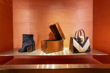 Hong Kong, Çin - 2 Şubat 2019: Hong Kong 'daki Louis Vuitton mağazasında çeşitli mallar sergilendi.