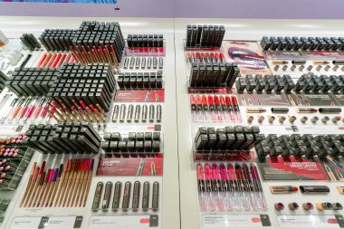 Hong Kong, Çin - 2 Şubat 2019: Hong Kong 'daki KIKO Milano mağazasında makyaj ürünleri sergileniyor.