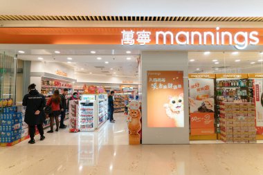 Hong Kong 'da bir Mannings mağazasının girişinde HONG KONG, Çin - Şubat 01, 2019. Mannings kişisel bakım ürünleri zinciri..