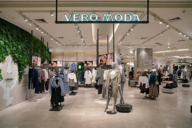 Shenzhen, Çin - Şubat 06, 2019: Vero Moda mağazasının 9. Mağazada kadınlar için çeşitli kıyafetler sergileniyor..