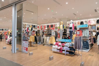 Shenzhen, Çin - Şubat 06, 2019: UpperHills alışveriş merkezindeki Uniqlo mağazası. Japon markası Uniqlo, erkekler, kadınlar ve çocuklar için çeşitli giysiler sunar..