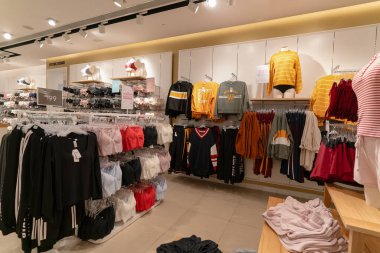 HONG KONG, ÇİN - ŞUBAT 01, 2019: Hong Kong 'daki 6IXTYY8ight mağazasının içi.