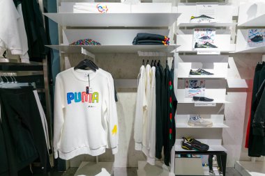 Hong Kong, Çin - 2 Şubat 2019: Hong Kong 'da bir Puma mağazasında çeşitli giysiler sergilendi.