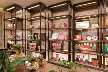 Hong Kong, Çin - 3 Şubat 2019: Hong Kong Lane Crawford mağazasının iç çekimi.