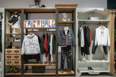 Shenzhen, Çin - Şubat 06, 2019: Fairbalina Jeans 'in 5. Fairbalina Kot 'un 5. Uzayı çeşitli giyim, ayakkabı ve aksesuarlar sunar..