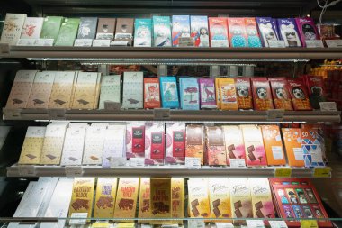 Shenzhen, Çin - Şubat 06, 2019: Ole 'Food Hall' da çeşitli çikolatalar sergilenmektedir. Ole 'Food Hall taze ürünler, organik ürünler ve uluslararası mutfaklar sunuyor..