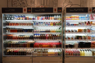 SINGAPORE - 25 AĞUSTOS 2024: Singapur 'daki Changi Uluslararası Havaalanı' ndaki 7-Eleven bakkalında hazır yemek ürünleri sergileniyor.
