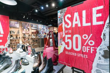 Hong Kong, Çin - 2 Şubat 2019: LCX, Ocean Terminal, Harbour City, Hong Kong 'daki Dr. Martens mağazasında% 50 indirimli poster.