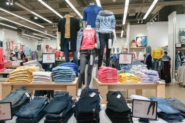 Shenzhen, Çin - Şubat 06, 2019: UpperHills alışveriş merkezindeki Gap mağazasında giyilmiş mankenler sergileniyor. Gap, Amerikalı bir giyim ve aksesuar perakendecisi..