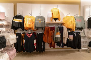 HONG KONG, ÇİN - ŞUBAT 01, 2019: Hong Kong 'daki 6IXTYY8ight mağazasının içi.