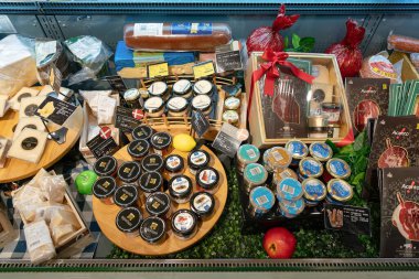 Shenzhen, Çin - Şubat 06, 2019: Ole 'Food Hall' da sergilenen havyar, jamon ve peynir. Ole 'Food Hall taze ürünler, organik ürünler ve uluslararası mutfaklar sunuyor..