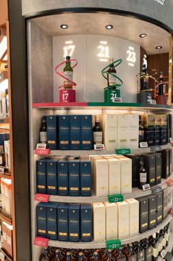 SINGAPORE - 25 AĞUSTOS 2024: Singapur 'daki Changi Uluslararası Havalimanı' nda çeşitli alkollü içecekler sergilenmektedir..